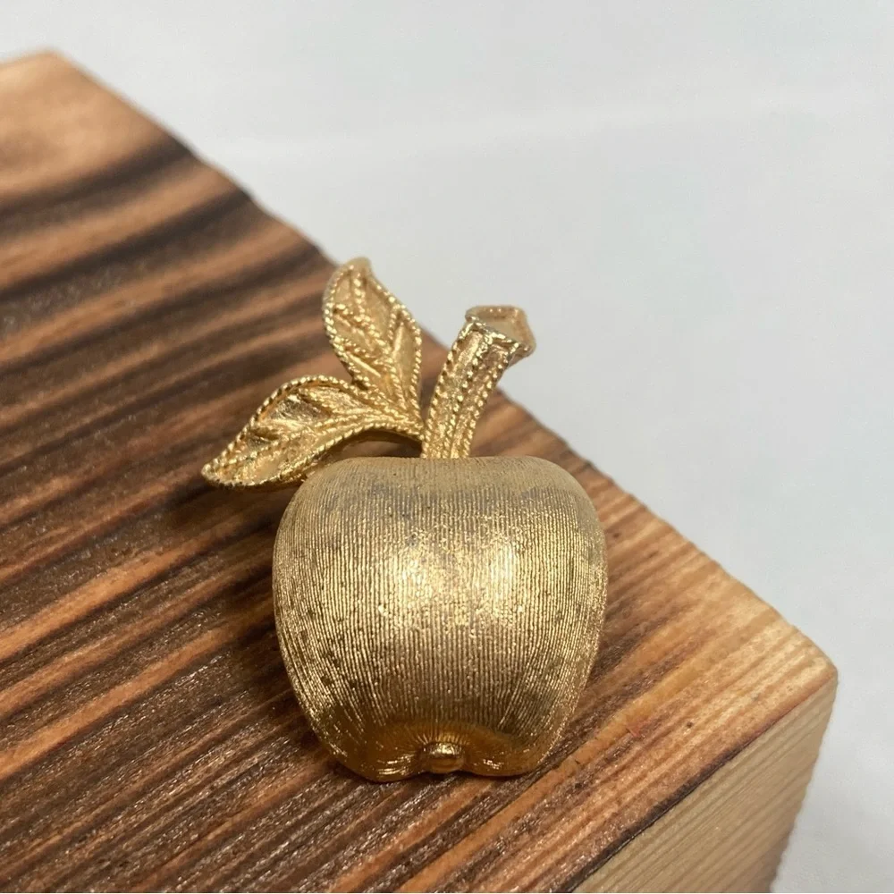 1974 Avon Gilded Apple Lapel Pin Brushed Gold Tone Fruit Designer Signed Brooch